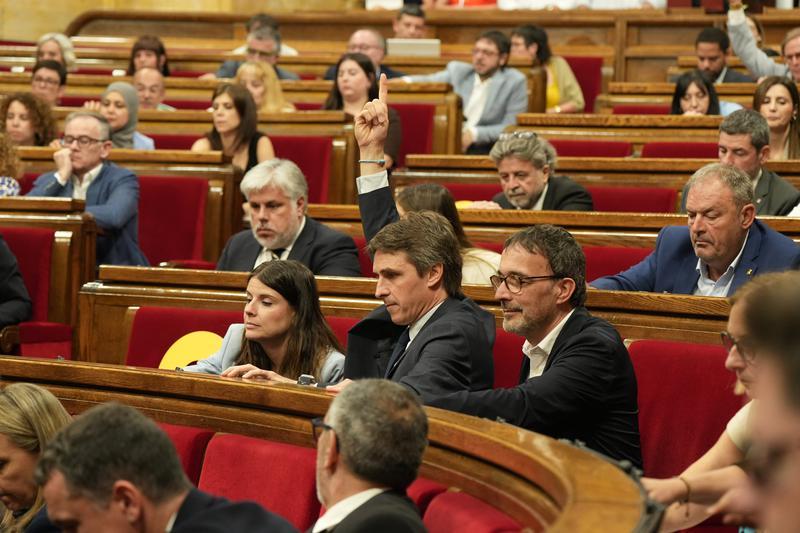 Junts demana explicacions a Niubó i Vila pel fitxatge d'un regidor del PSC contrari a la unitat de la llengua