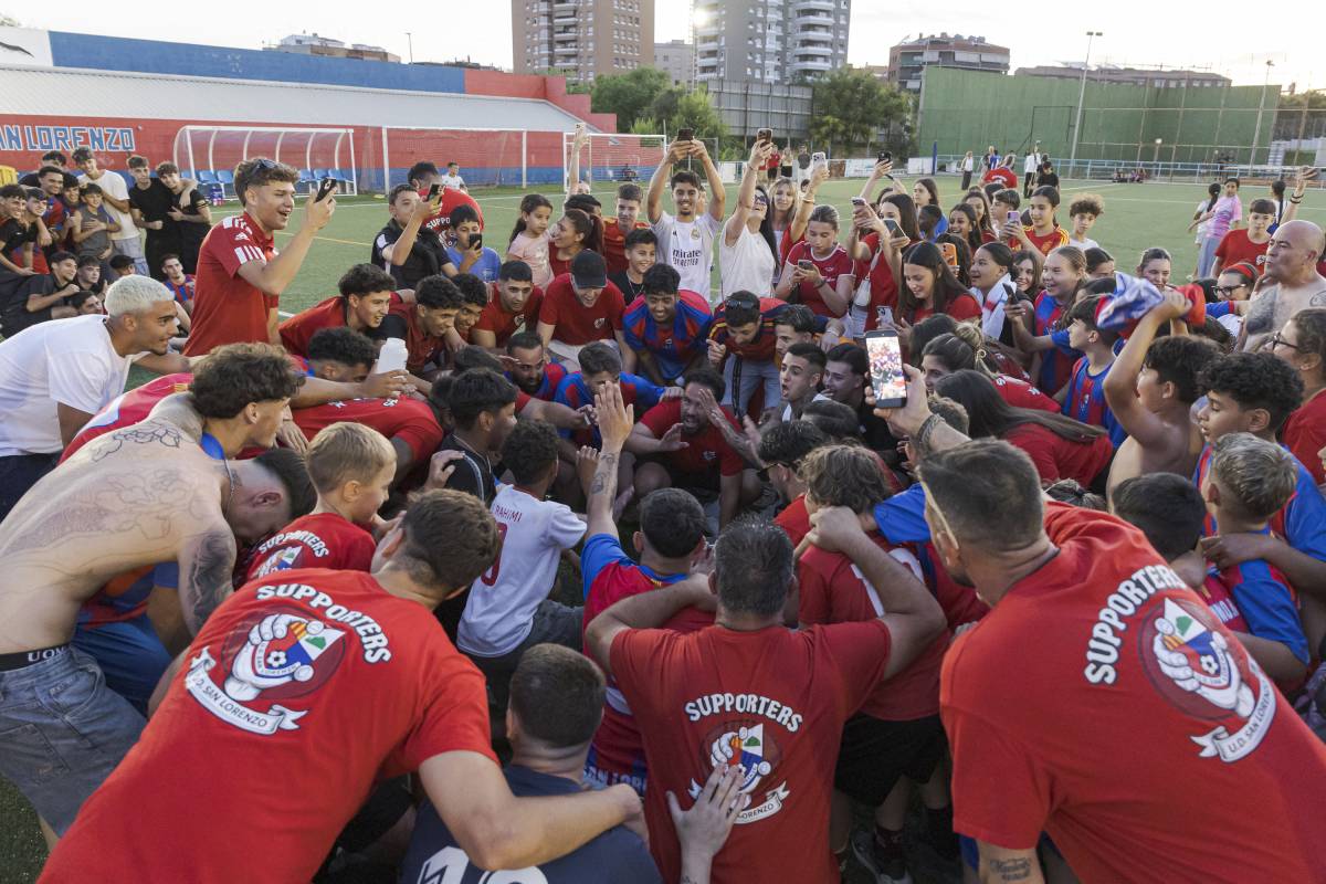 Jugadors i aficionats, celebrant l`ascens - Lluís Clotet Jugadors i aficionats, celebrant l`ascens