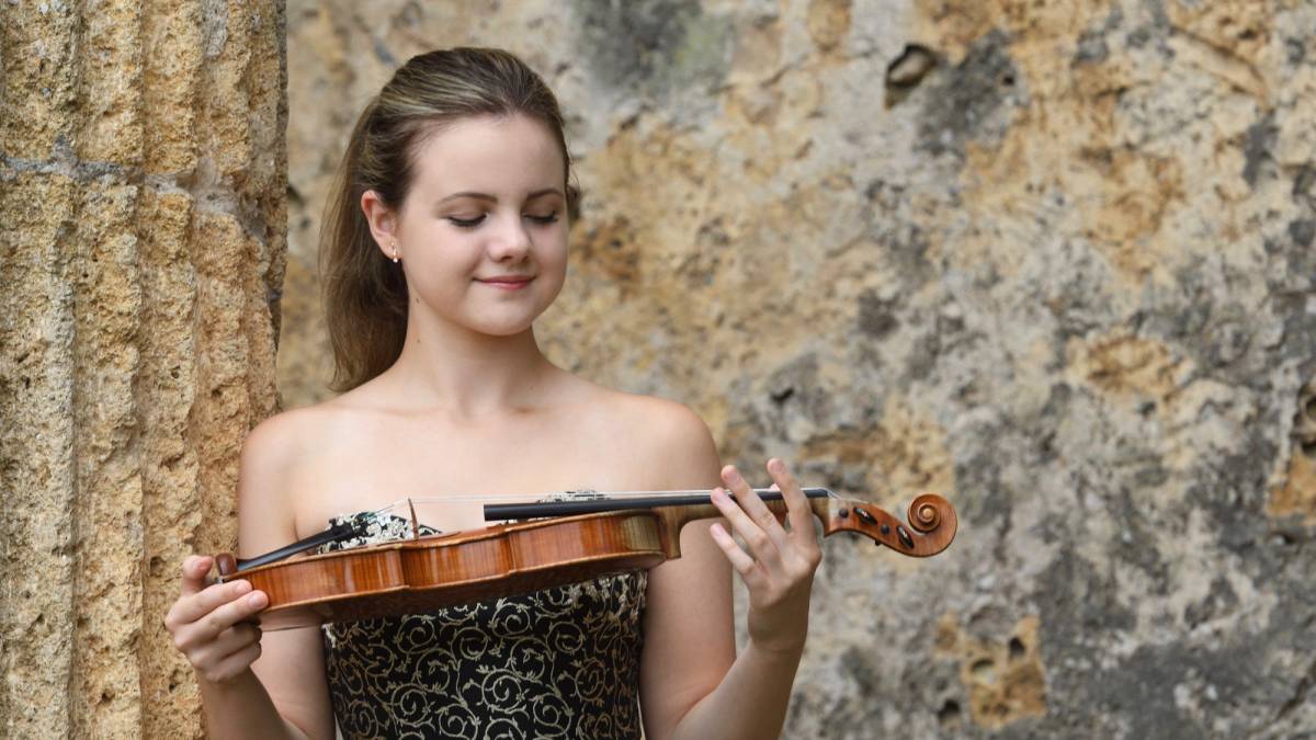 La violinista virtuosa Inés Issel actua a Vilamajor