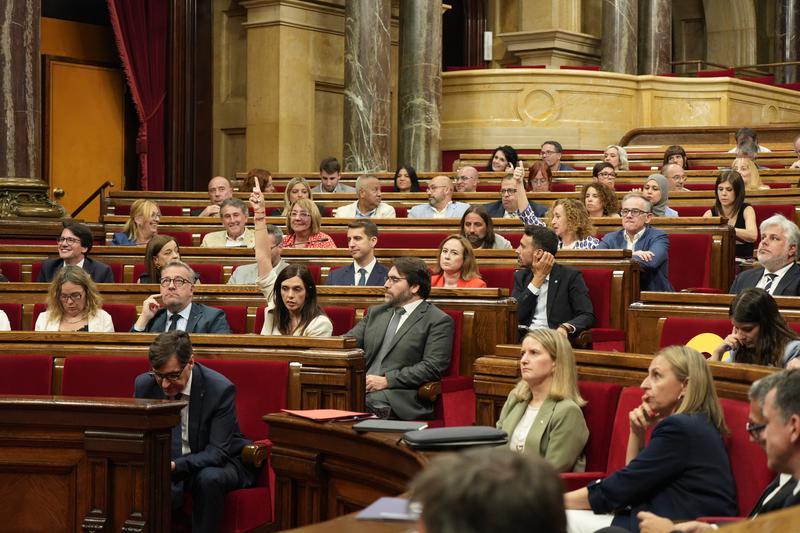 El Parlament demana fixar clàusules lingüístiques obligatòries en ajuts i contractes abans del 2028