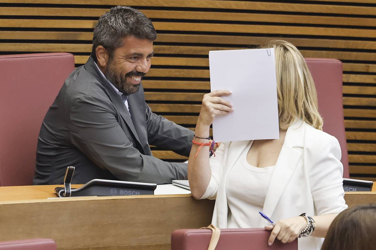 Carlos Mazón se'n riu quan li recorden els missatges enviats durant la dana