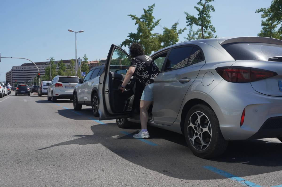 Veïns de l’Eix Macià denuncien que viuen envoltats de zona blava: “Cal estudiar una fórmula per als residents”
