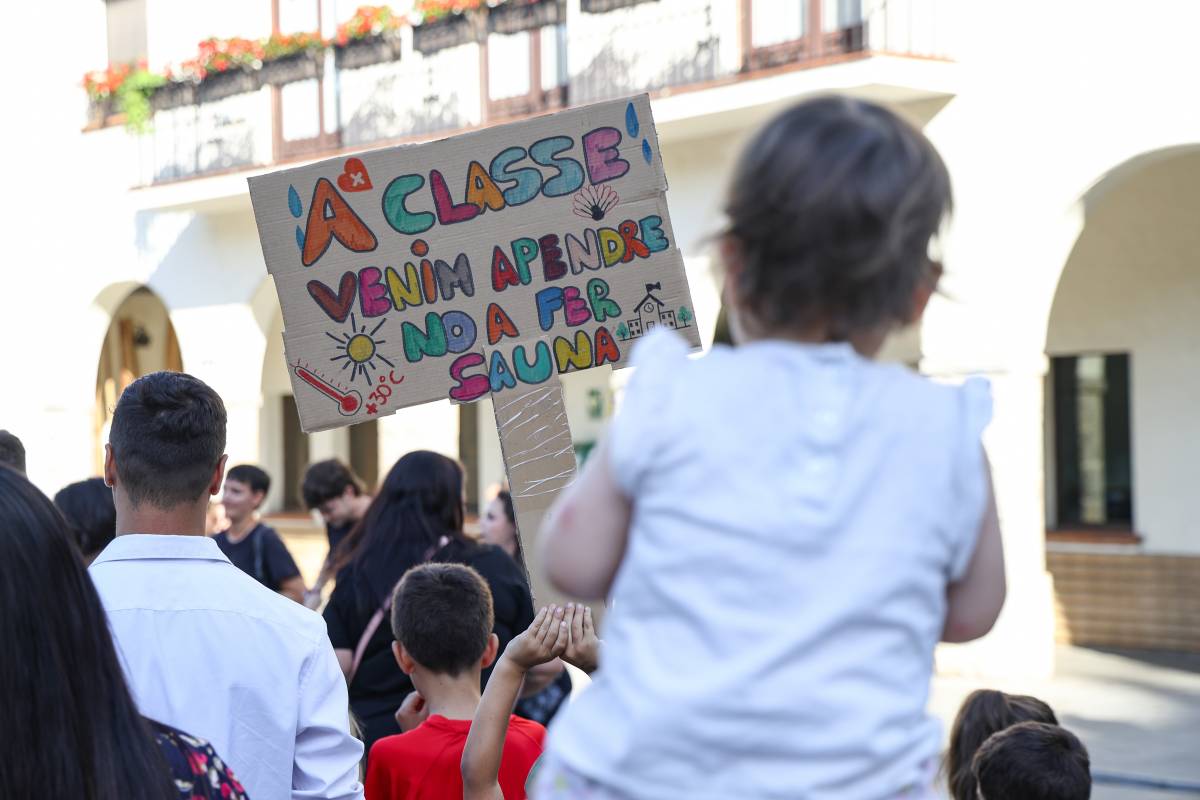 "Som alumnes, no pollastres al forn": les famílies alcen la veu a Barberà per les temperatures a les aules