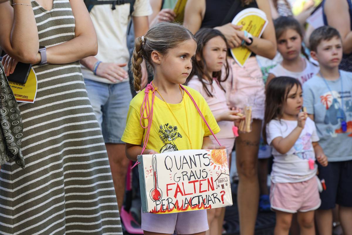 Concentració a Barberà per reclamar millores en la climatització de les escoles - Victor Castillo Concentració a Barberà per reclamar millores en la climatització de les escoles