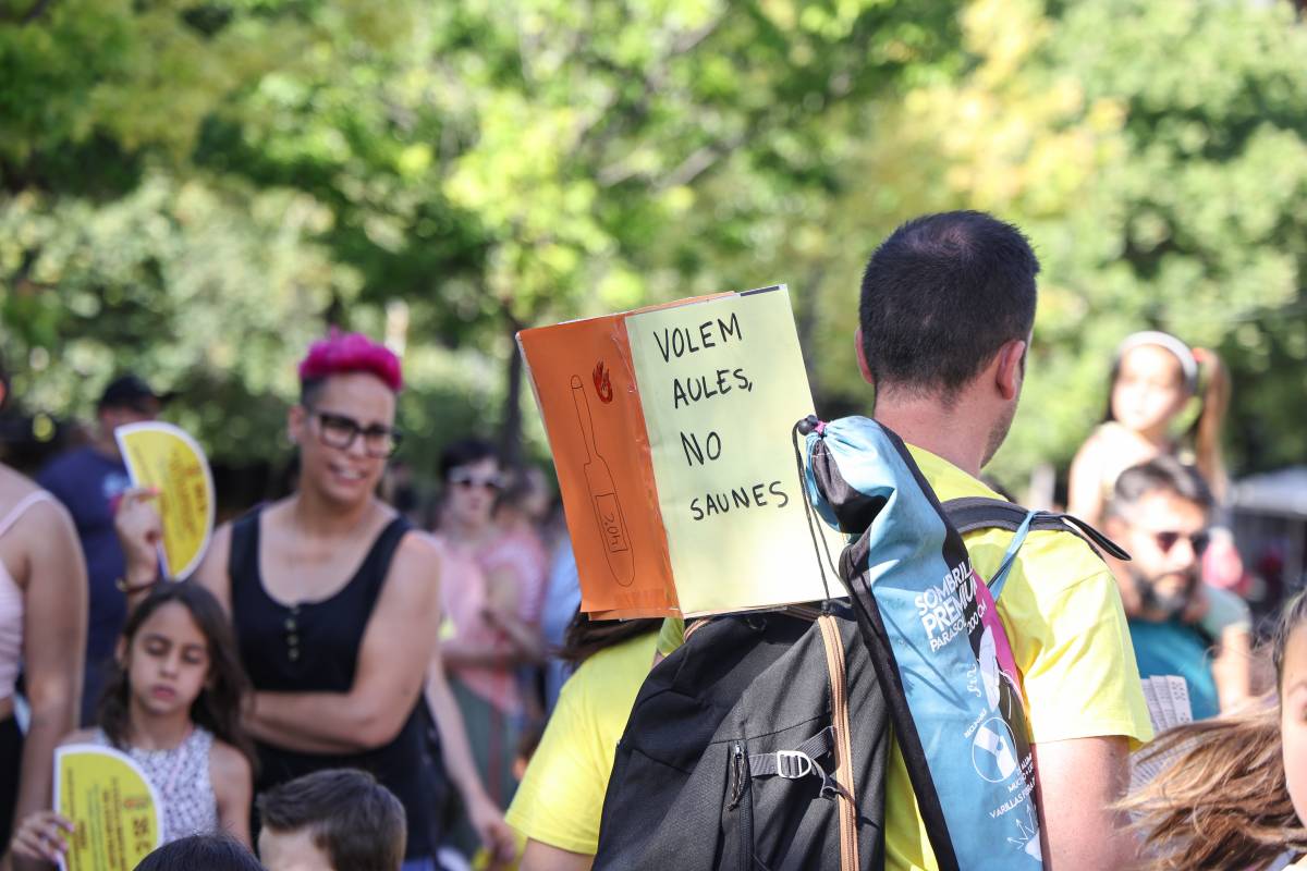 Concentració a Barberà per reclamar millores en la climatització de les escoles - Victor Castillo Concentració a Barberà per reclamar millores en la climatització de les escoles