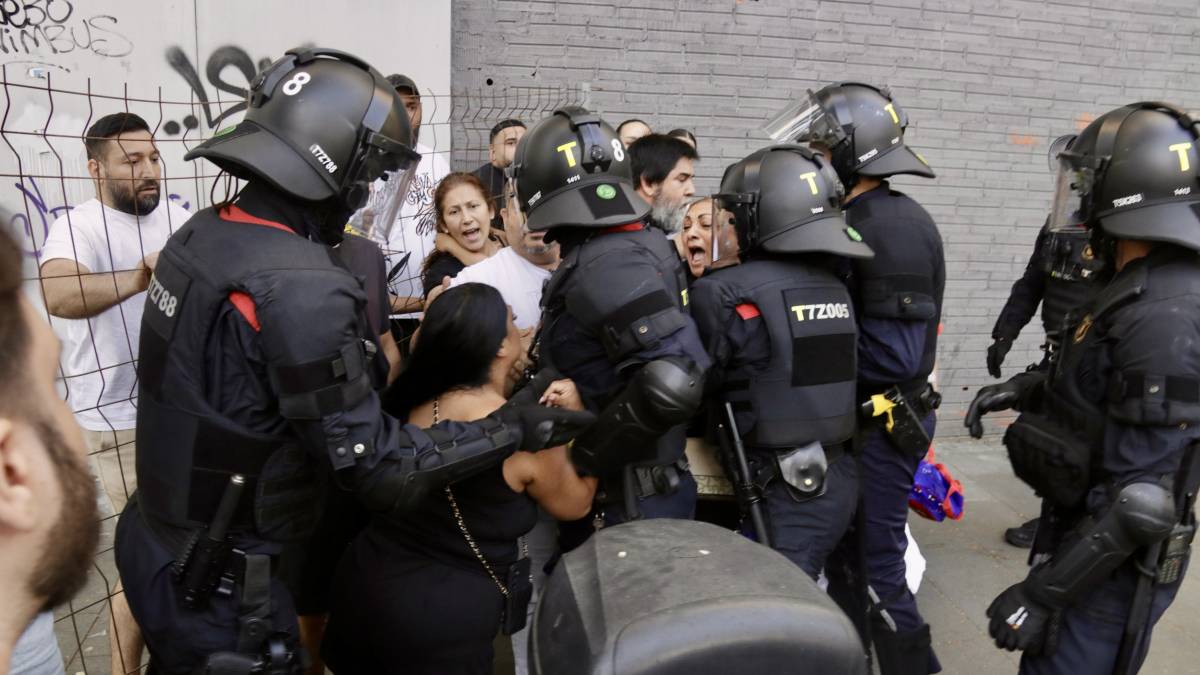 Els antiavalots dels Mossos desfan les protestes i comencen els desnonaments en cascada de la Mina