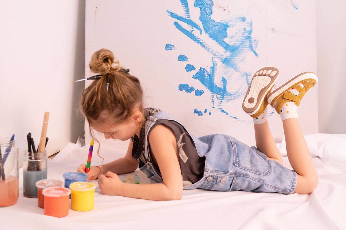 Nens pintant sabates - Casas Nens pintant sabates