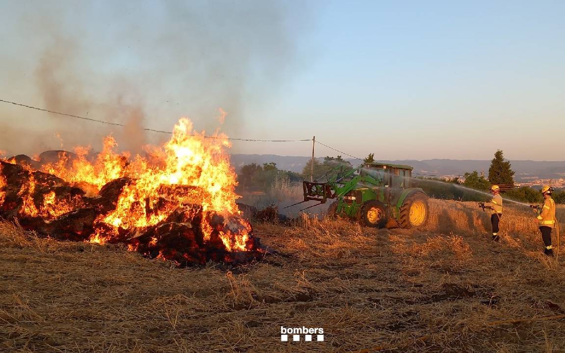 Incendi a l'exterior d'una granja de Folgueroles