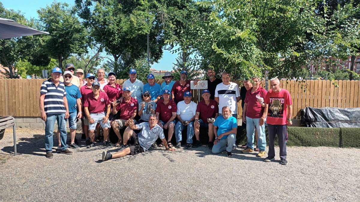 Usuaris de la petanca del Torrent del Capellà: “Ens quedarem a les pistes, fa anys que juguem aquí”