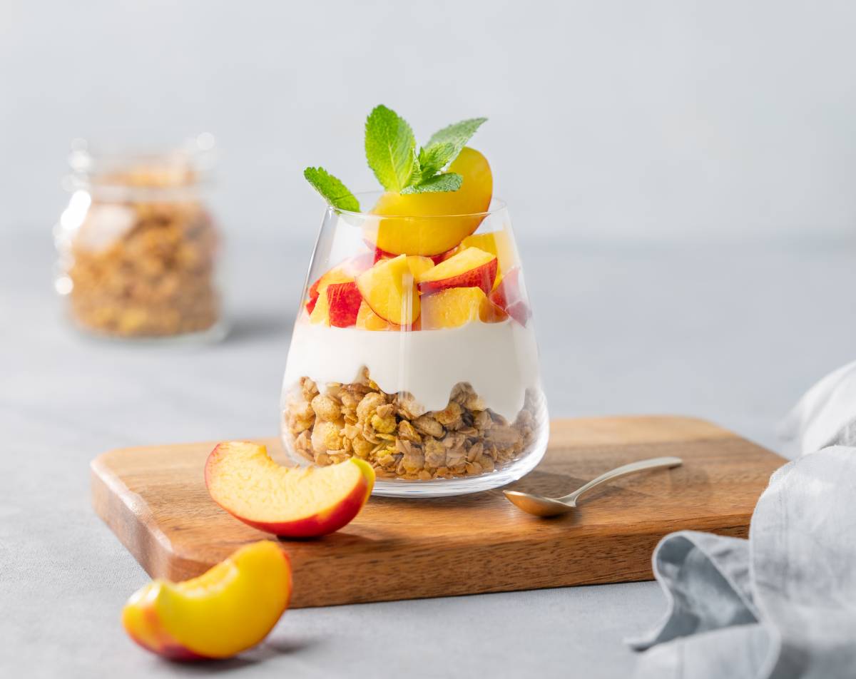 Mousse de iogurt i fruita amb base cruixent: un berenar saludable en format gotet