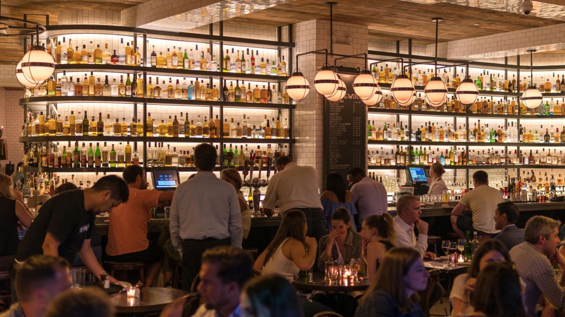 Un bar on es consumeix alcohol - Pexels