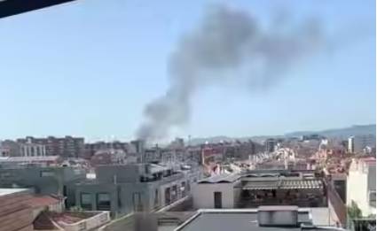VÍDEO | Un incendi en una zona d'horts de Barberà genera una densa columna de fum 