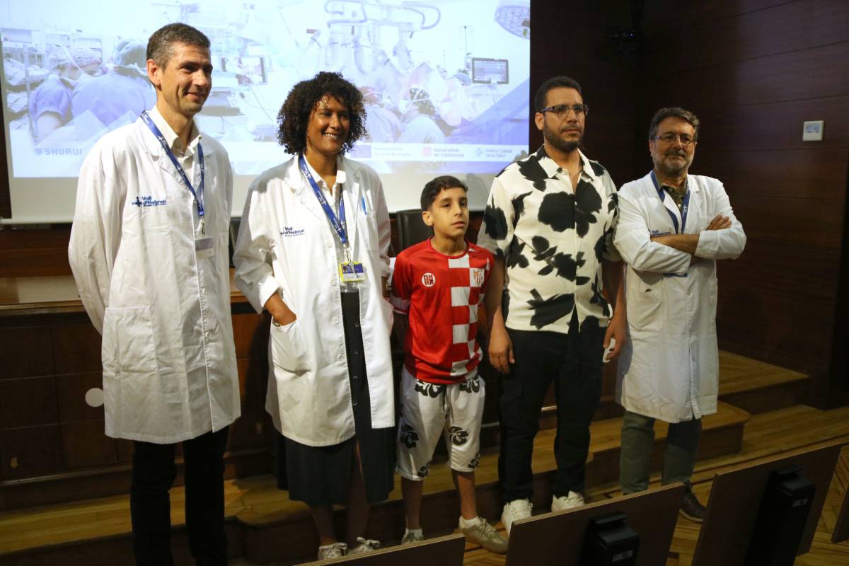 Doctors de la Vall d`Hebron amb el nen a qui se li ha fet la cirurgia pionera - Bernat Vilaró / ACN Doctors de la Vall d`Hebron amb el nen a qui se li ha fet la cirurgia pionera
