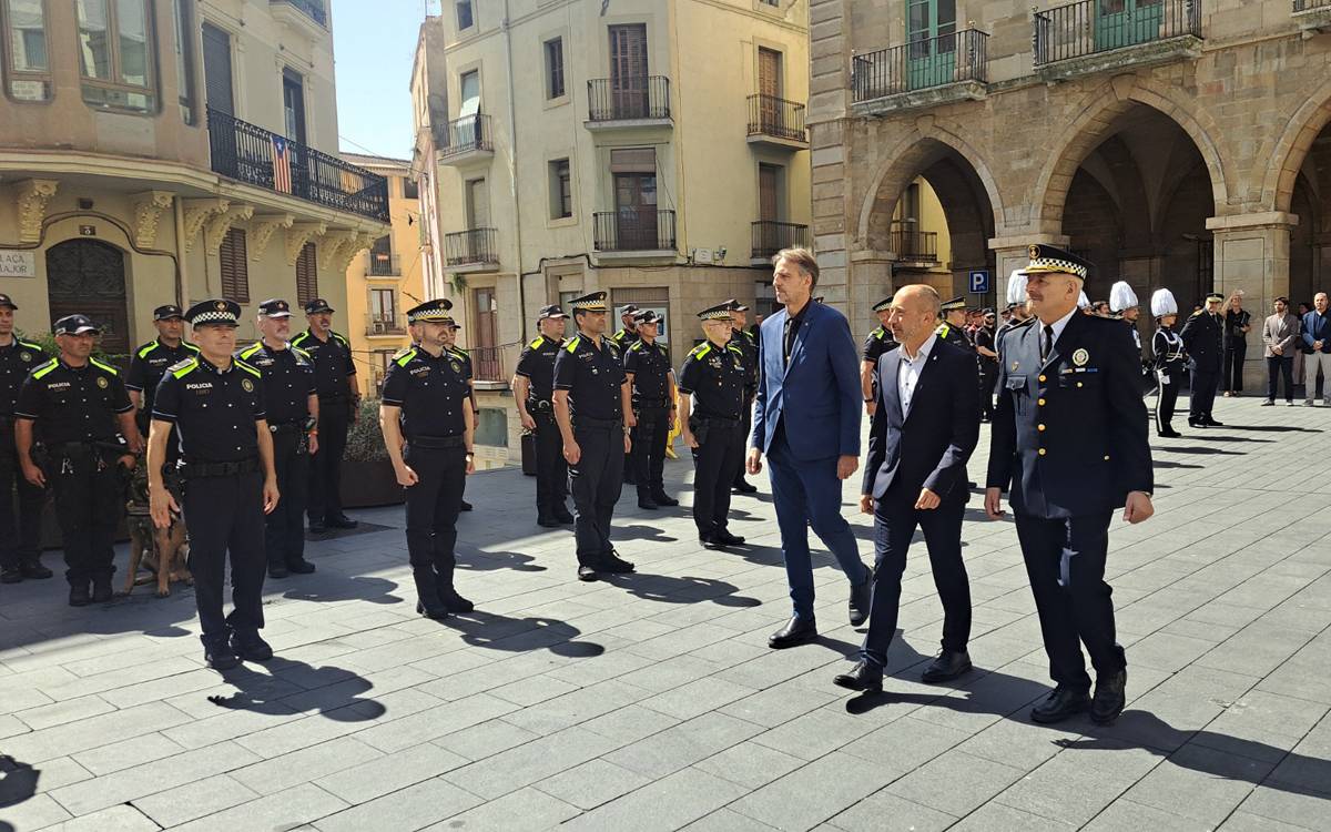 Anjo Valentí, Marc Aloy i Miquel Martínez Pavón passant revista als agents de la Guàrdia Urbana de Manresa - Pere Fontanals Anjo Valentí, Marc Aloy i Miquel Martínez Pavón passant revista als agents de la Guàrdia Urbana de Manresa