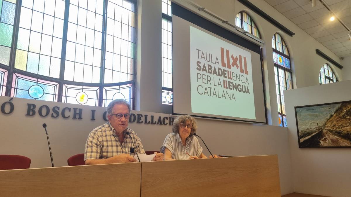 Presenten una trentena de propostes per reconduir la situació del català a Sabadell