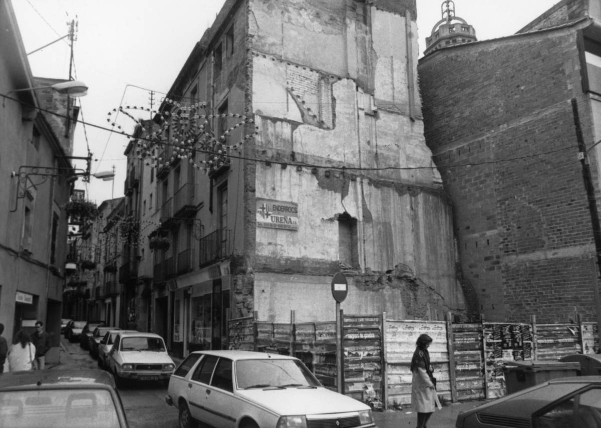 Un edifici comercial i un dia molt gris