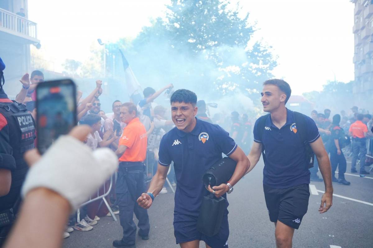 FOTOS | El CE Sabadell arriba a la Nova Creu Alta: així ha estat la rebuda de l'afició