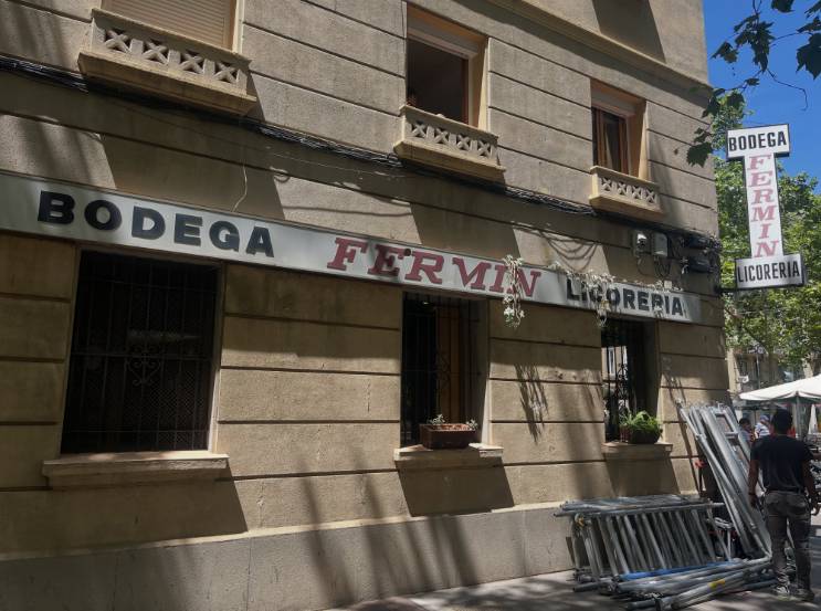 L'Ajuntament obliga a retirar els rètols de la històrica Bodega Fermín