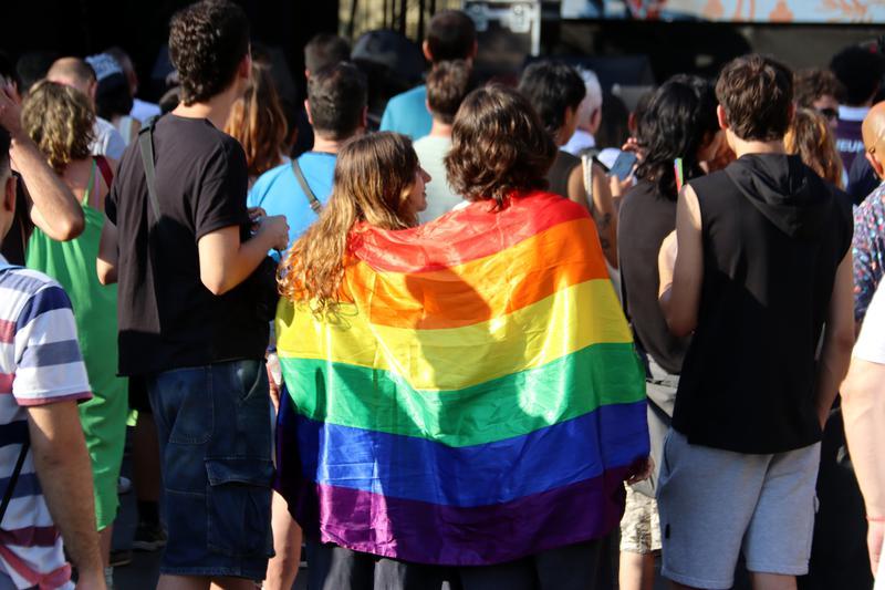 Dues noies amb una bandera LGTBI en el pregó del Pride Barcelona. - Dues noies amb una bandera LGTBI en el pregó del Pride Barcelona.