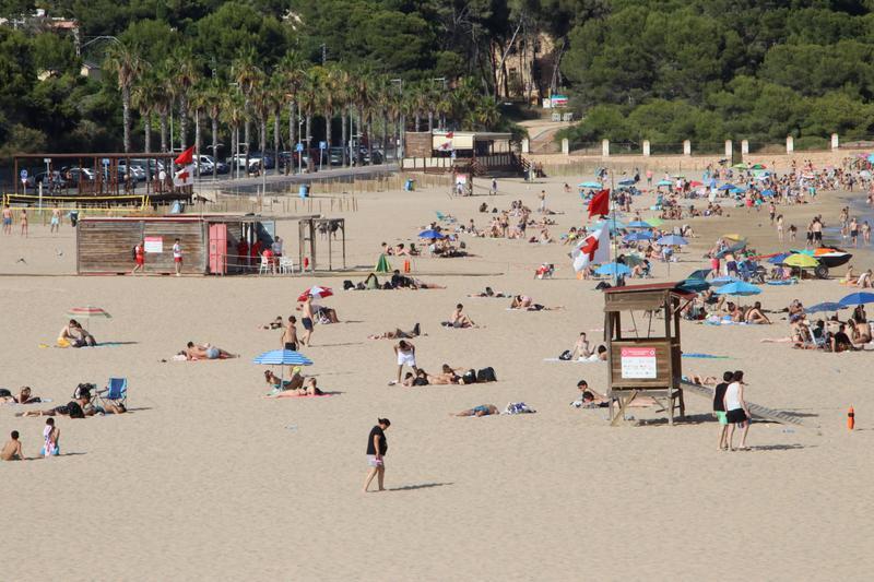 Bandera vermella pel mal estat de la mar en més d'una vintena de platges de la Costa Daurada