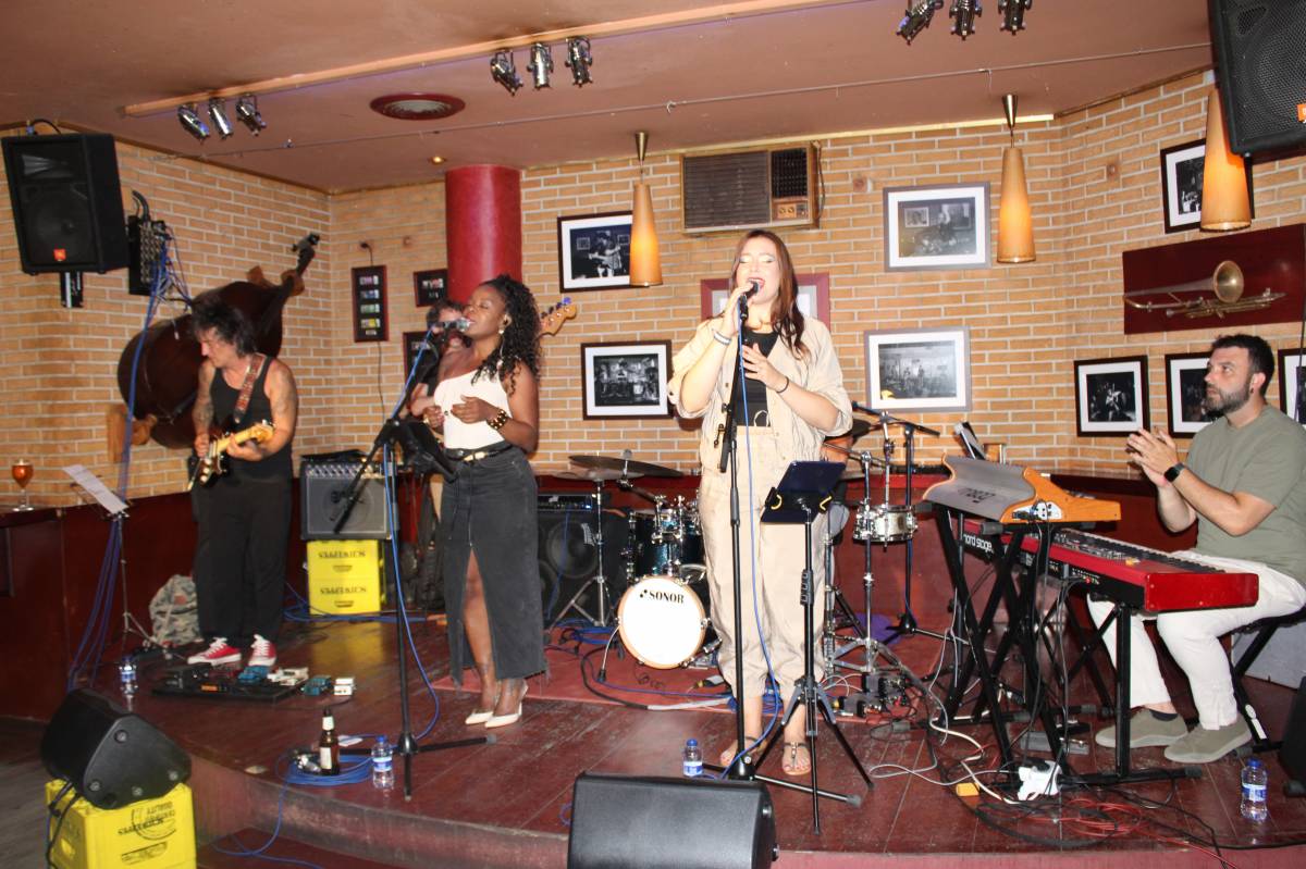 El pub Sputnik de Solsona rep Dan Arisa i la companyia FDM amb un concert captivador