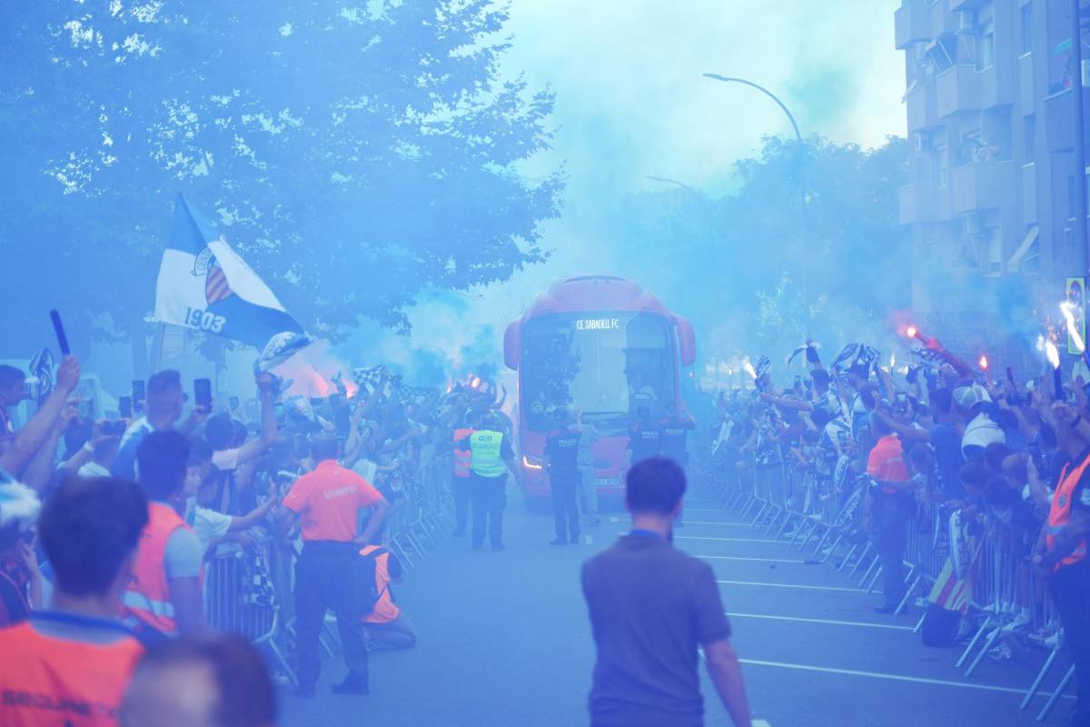 Així va rebre l`afició al seu equip abans de la final - David Chao Així va rebre l`afició al seu equip abans de la final