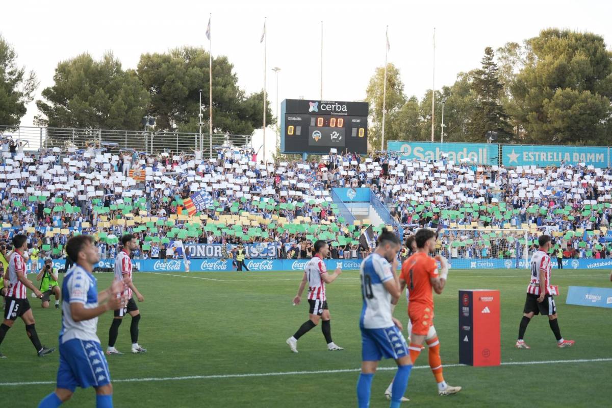 L`espectacular sortida al camp amb dotze mi ànimes acompanyant l`equip - David Chao L`espectacular sortida al camp amb dotze mi ànimes acompanyant l`equip