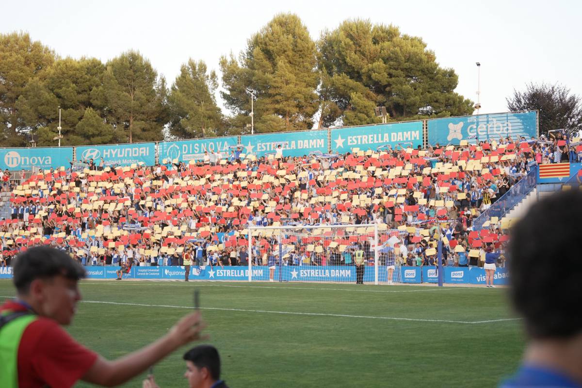 L`espectacular sortida al camp amb dotze mi ànimes acompanyant l`equip - David Chao L`espectacular sortida al camp amb dotze mi ànimes acompanyant l`equip