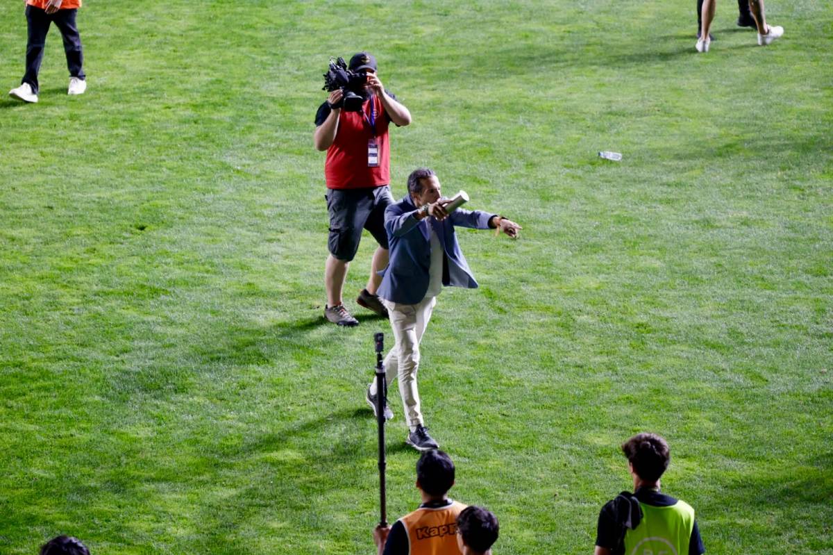 El president Morilla-Giner va demanar personalment que no saltessin al camp per poder finalitzar el partit - Juanma Peláez El president Morilla-Giner va demanar personalment que no saltessin al camp per poder finalitzar el partit