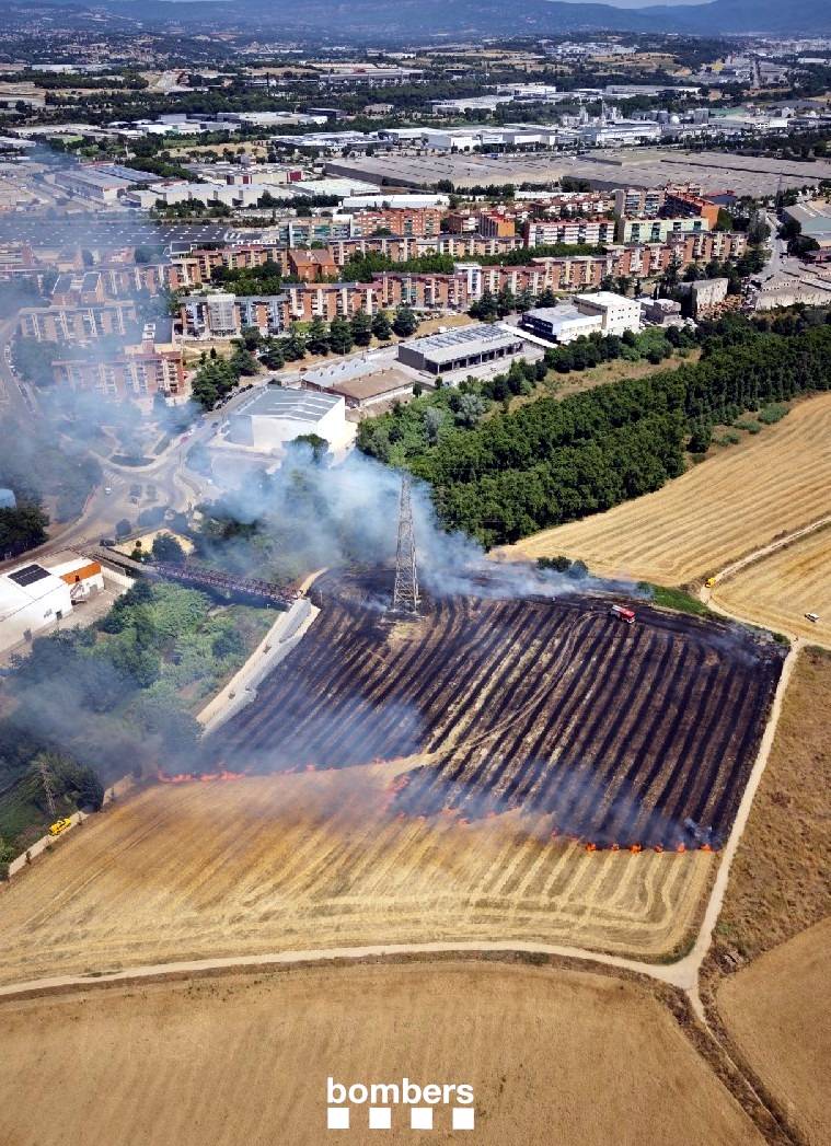 Els Bombers estabilitzen tres incendis de vegetació a la Ribera d'Ebre, el Vallès Orientali la Segarra