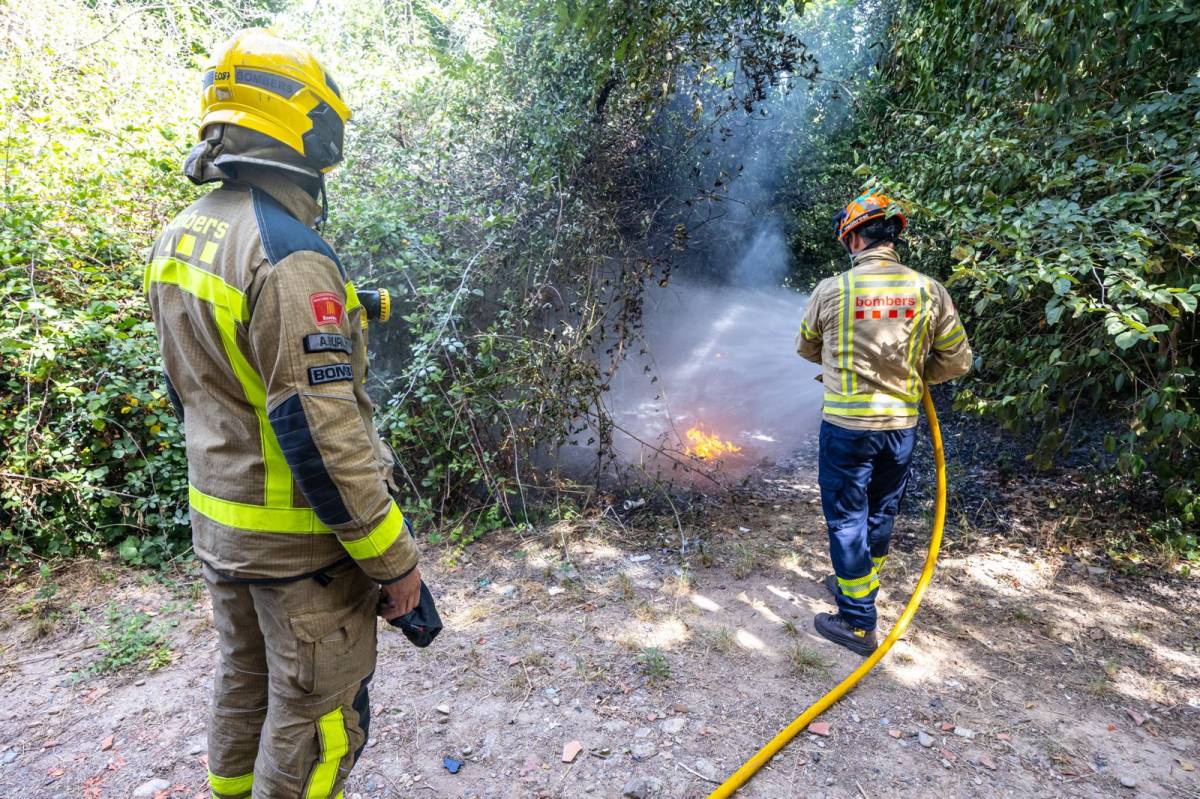 Un incendi de vegetació urbana als Merinals mobilitza quatre dotacions de Bombers