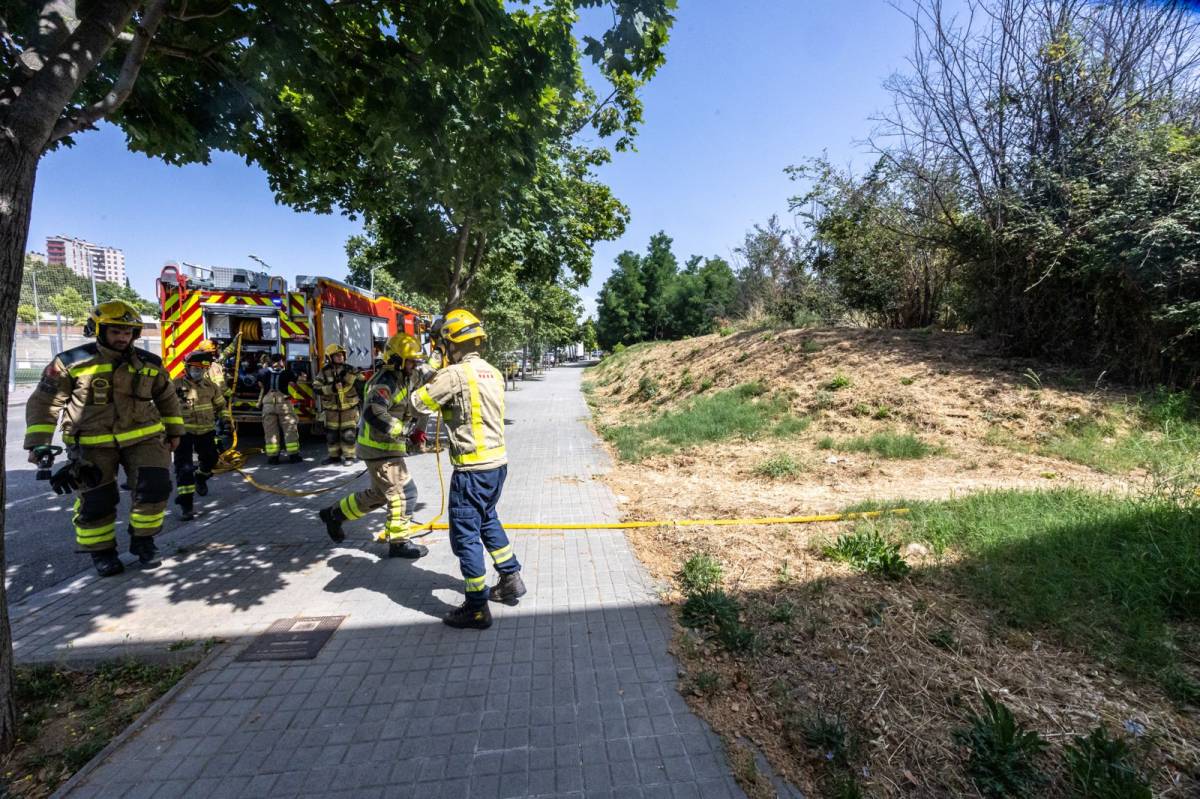 L`actuació dels Bombers al barri dels Merinals - JUANMA PELÁEZ L`actuació dels Bombers al barri dels Merinals