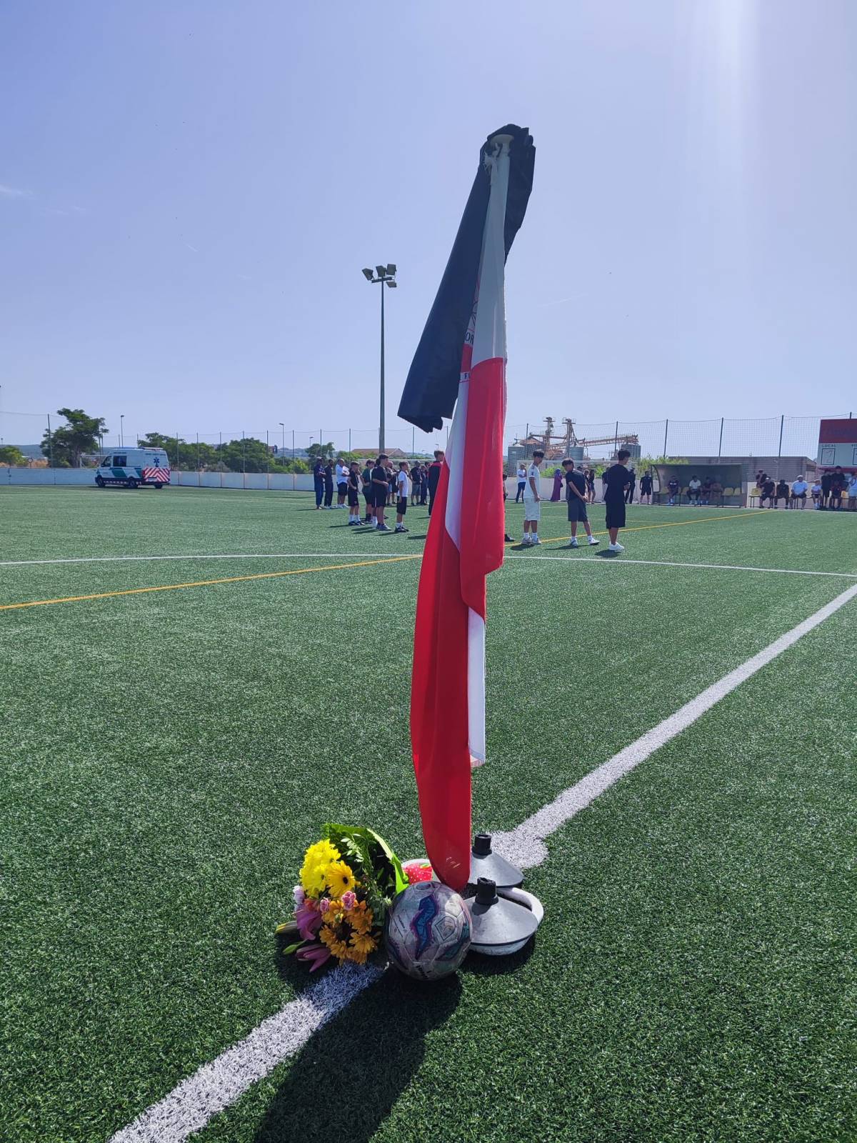 El CD La Floresta ret homenatge als dos adolescents morts a la platja de l'Arrabassada