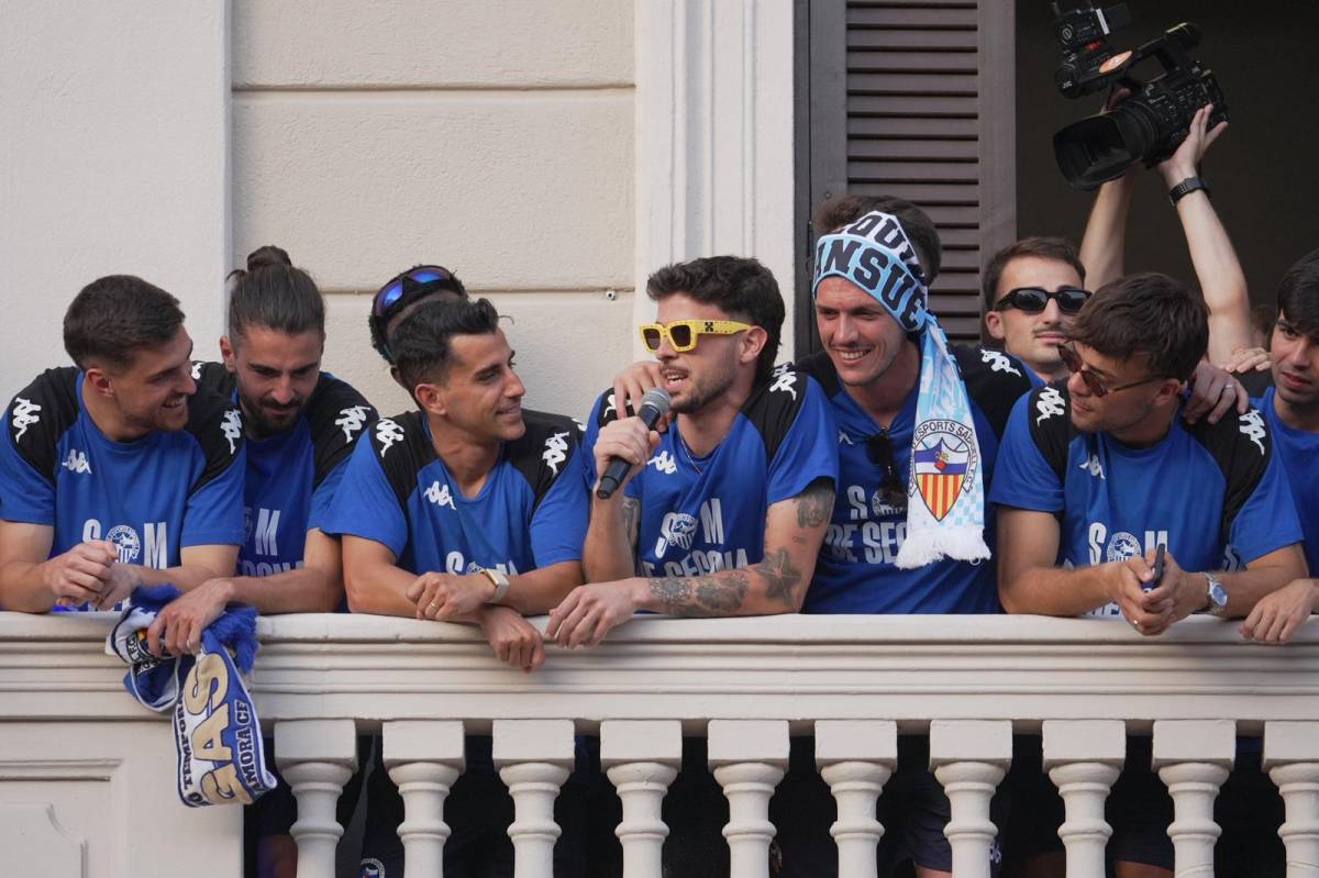 Polèmica en la celebració de l'ascens del Sabadell: el porter Diego Fuoli incita l'afició a insultar Pedro Sánchez