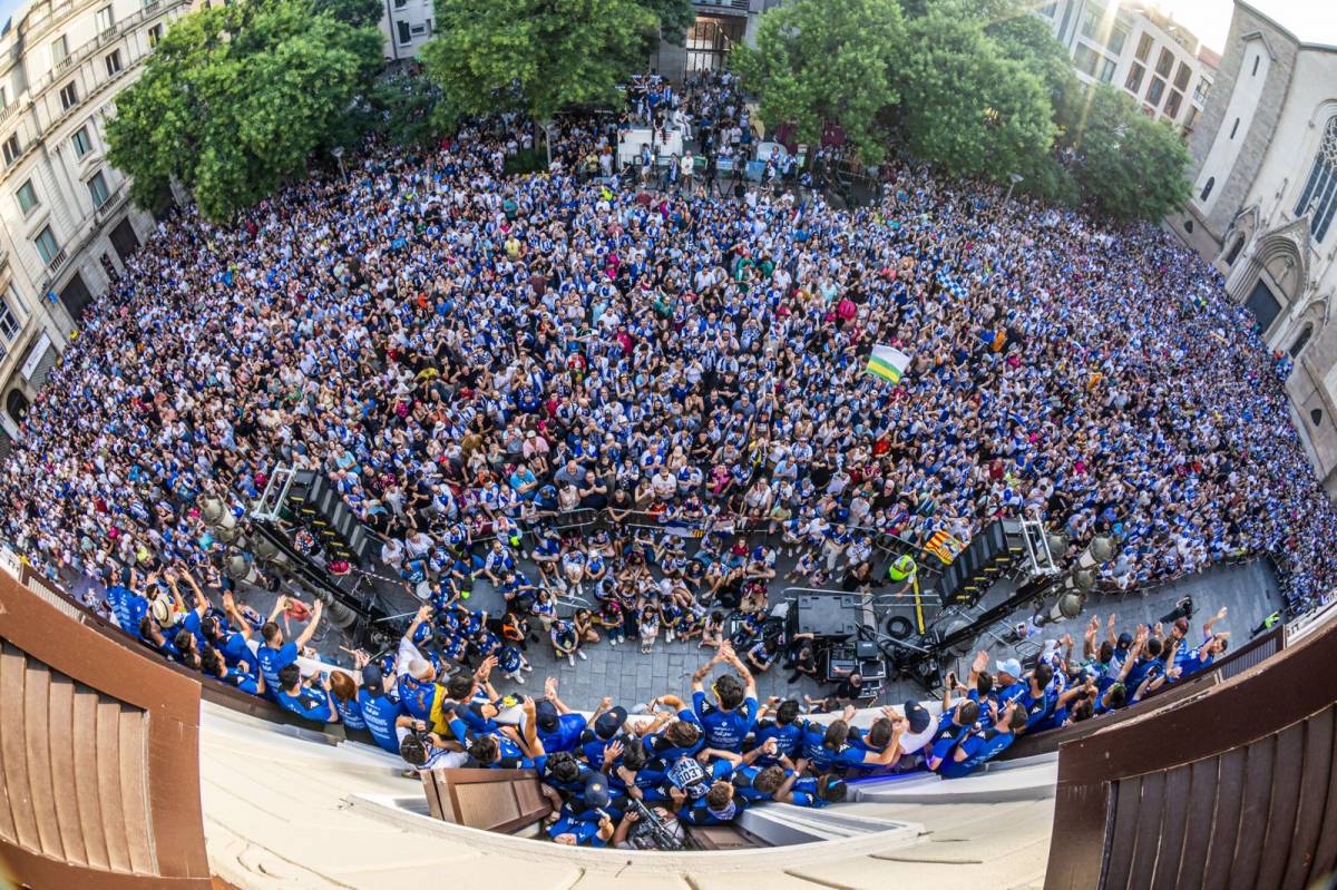 FOTOS | Bany de masses d'un CE Sabadell de Segona