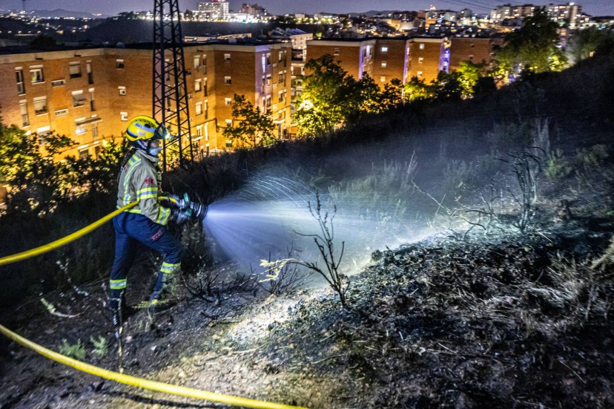Incendi de de vegetació urbana a Can Puiggener - JUANMA PELÁEZ Incendi de de vegetació urbana a Can Puiggener