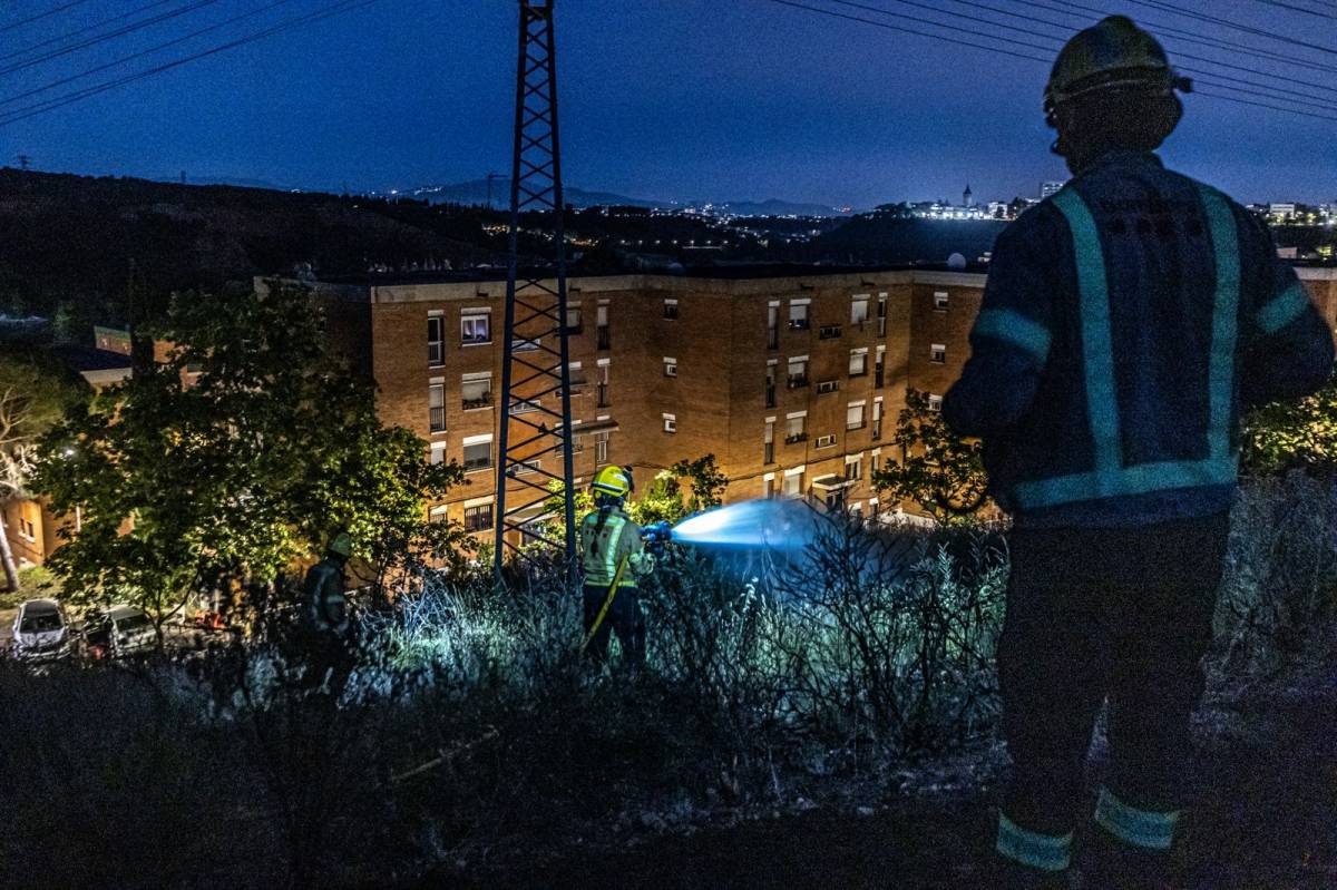 Incendi de de vegetació urbana a Can Puiggener - JUANMA PELÁEZ Incendi de de vegetació urbana a Can Puiggener