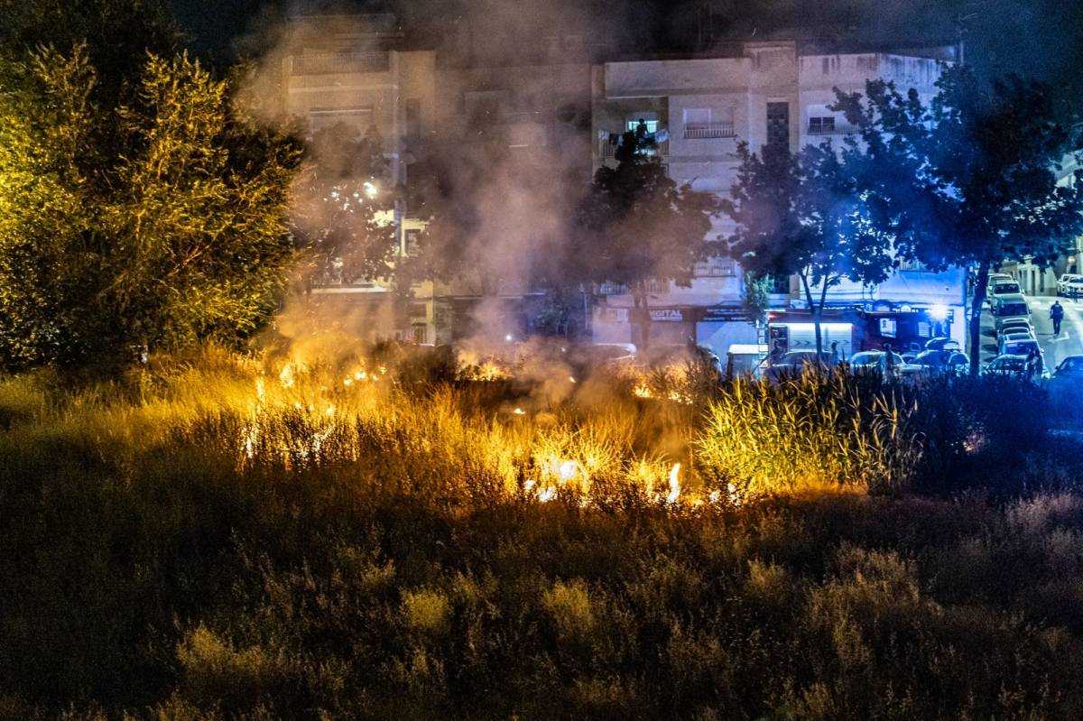 Actuació dels Bombers aquesta nit en un incendi en un solar proper a l`escola Roureda - JUANMA PELÁEZ Actuació dels Bombers aquesta nit en un incendi en un solar proper a l`escola Roureda