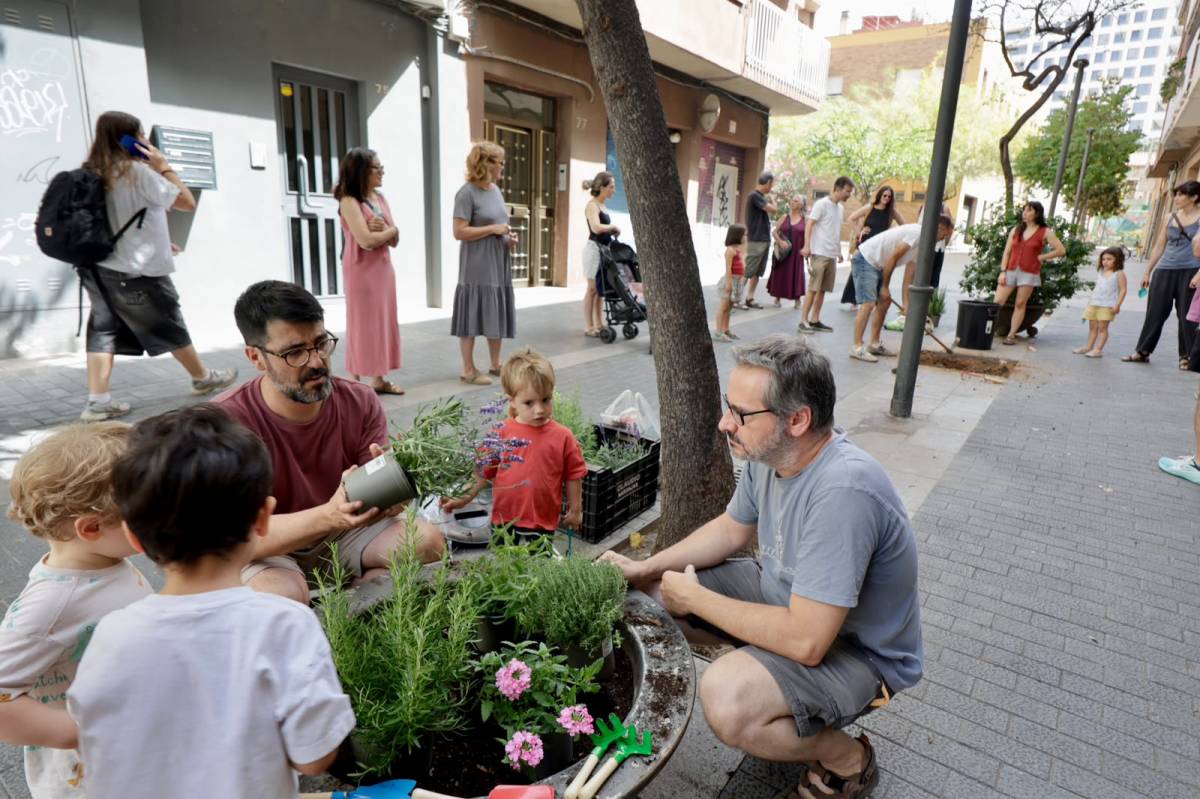 Un experiment veïnal per reverdir la ciutat aposta per la gestió comunitària del verd urbà