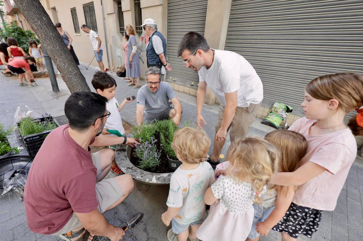 Plantació d`espècies arbustives mediterrànies i autòctones al Centre - JUANMA PELÁEZ Plantació d`espècies arbustives mediterrànies i autòctones al Centre