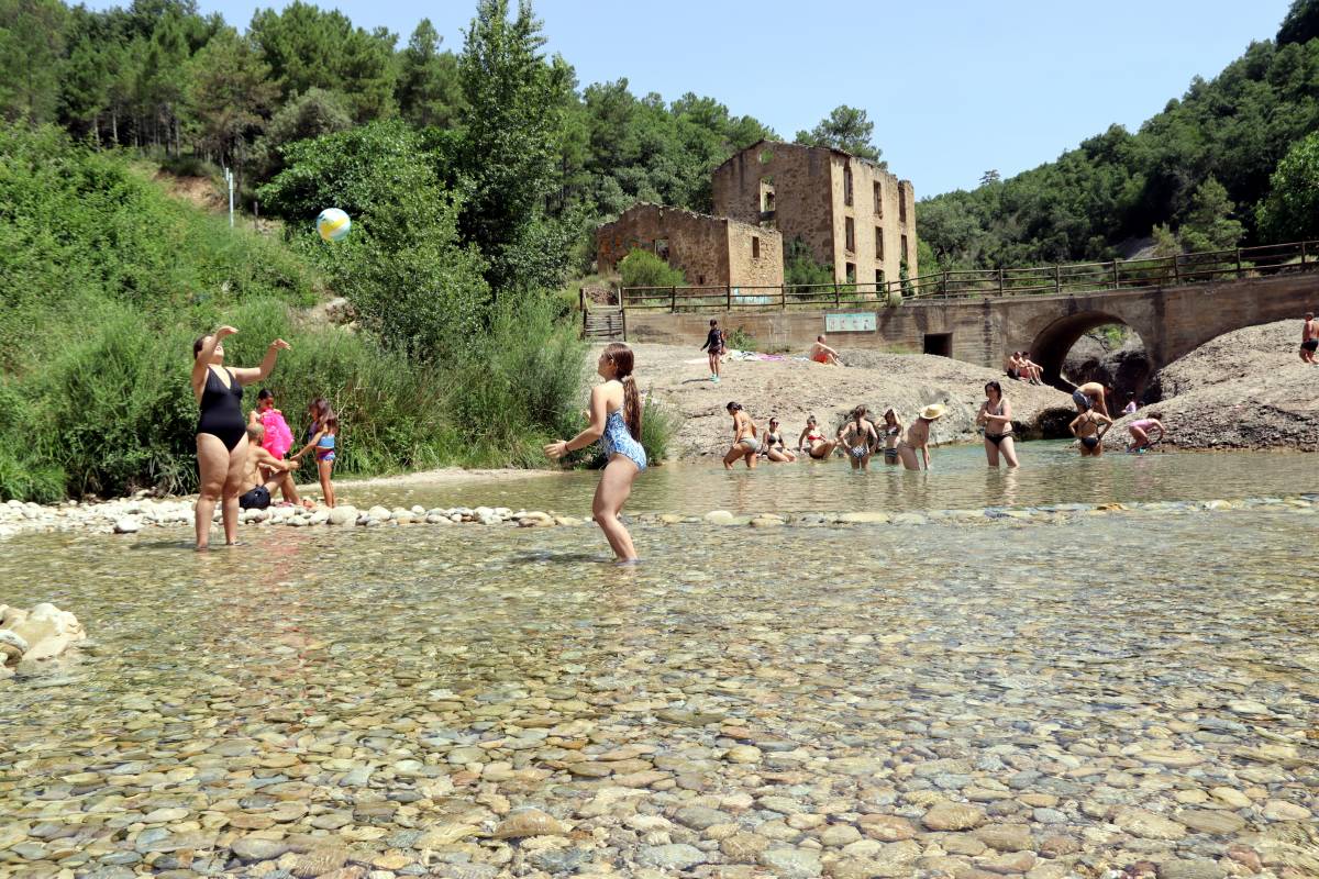 La Ribera Salada s`ha omplert de banyistes que busquen un refugi davant de l`onada de calor - ACN La Ribera Salada s`ha omplert de banyistes que busquen un refugi davant de l`onada de calor