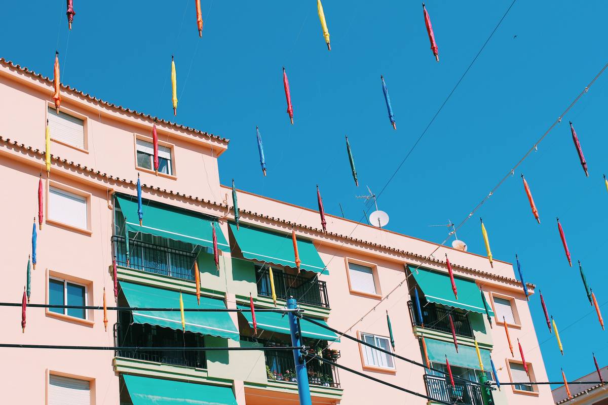El color del tendal que protegeix millor contra la calor, segons els experts
