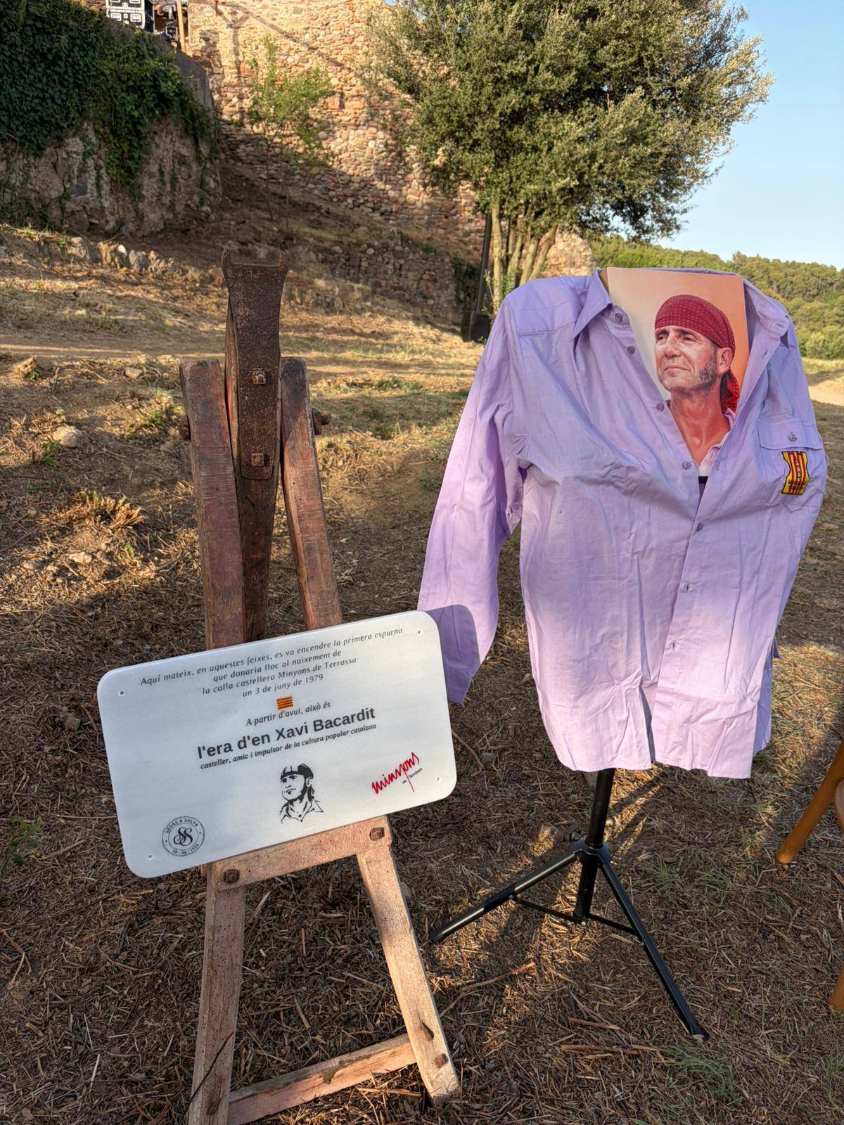 El descobriment de la placa commemorativa que va servir per batejar oficialment l`espai com a “Era d’en Xavi Bacardit" - Minyons de Terrassa El descobriment de la placa commemorativa que va servir per batejar oficialment l`espai com a “Era d’en Xavi Bacardit"