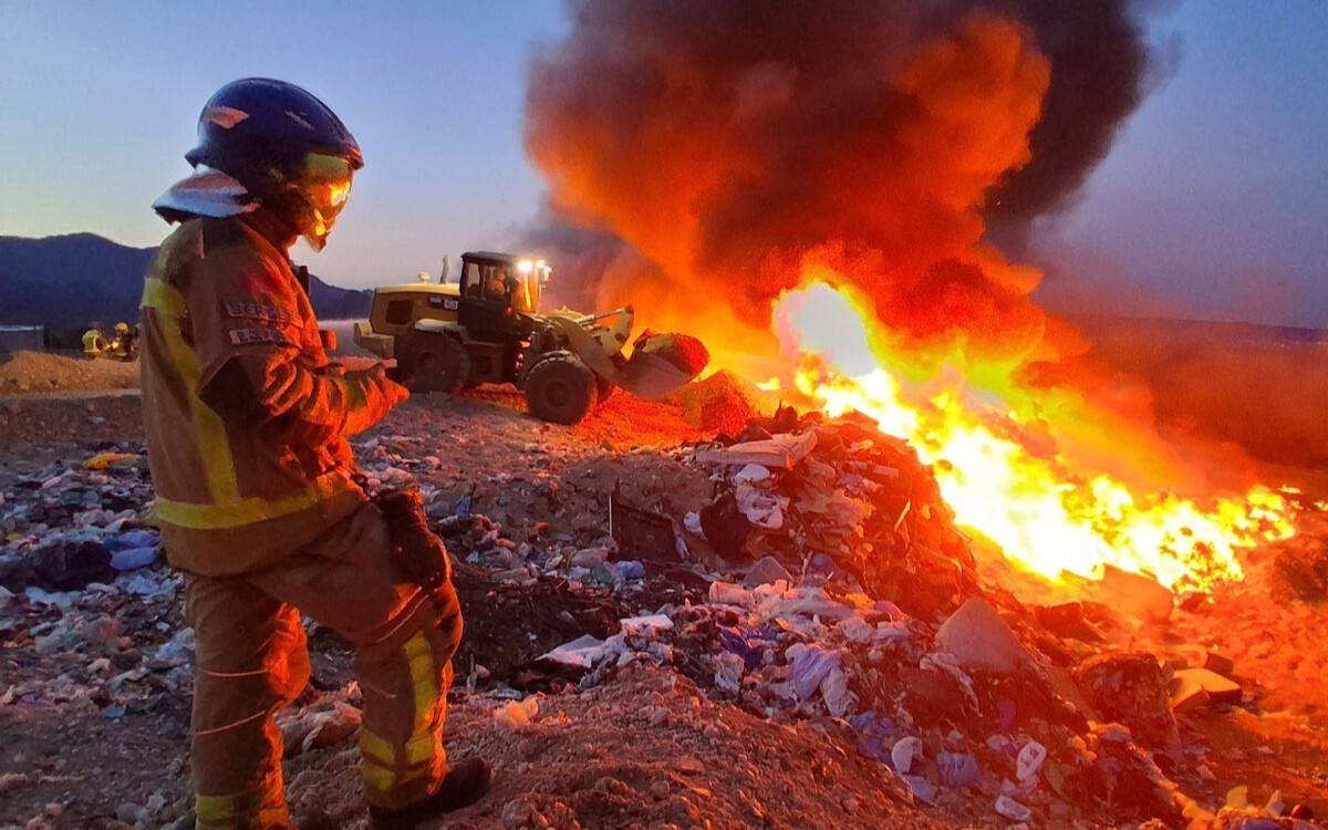 Extingit esta matinada l'incendi de l'abocador del Mas de Barberans