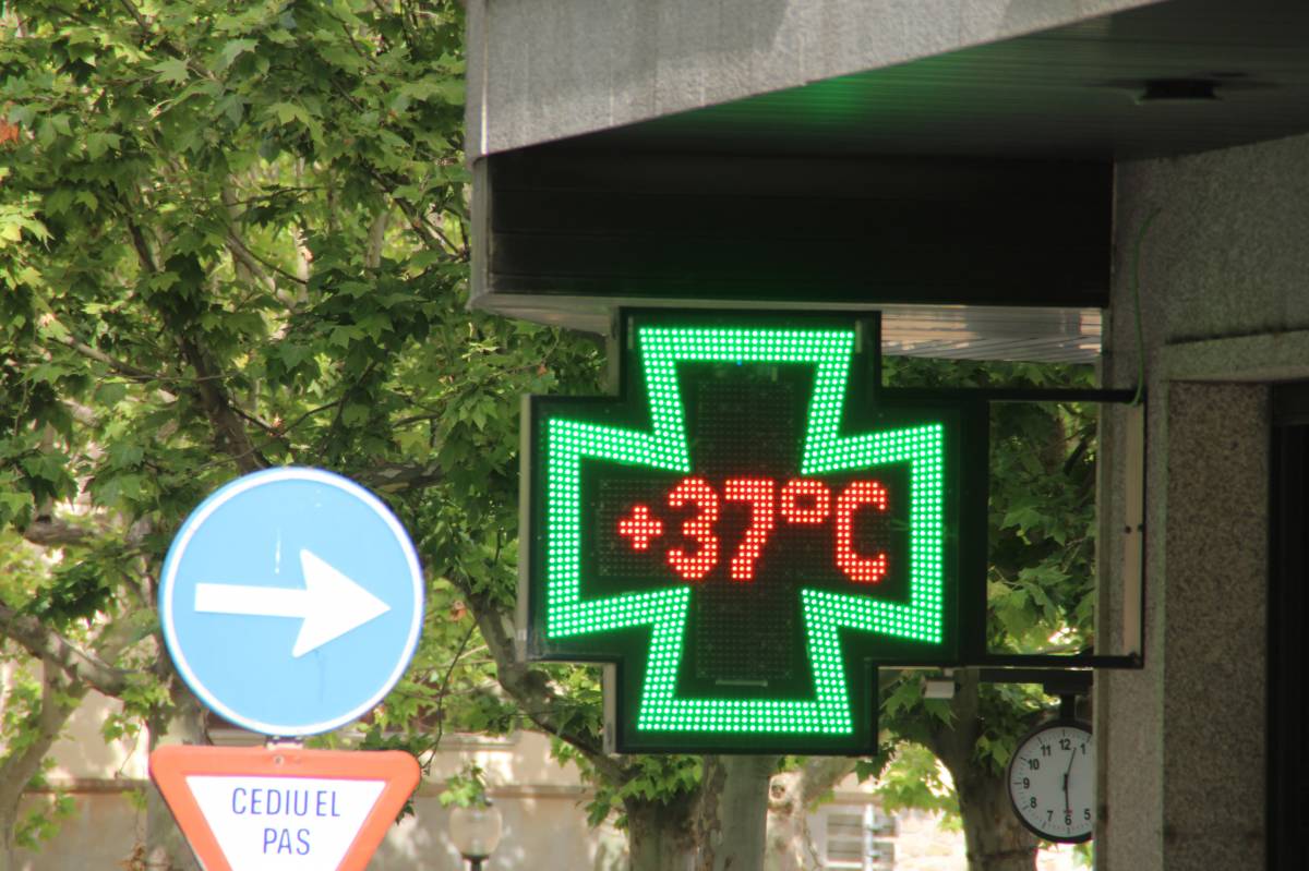 Termòmetre a 37 graus en la onada de calor - 