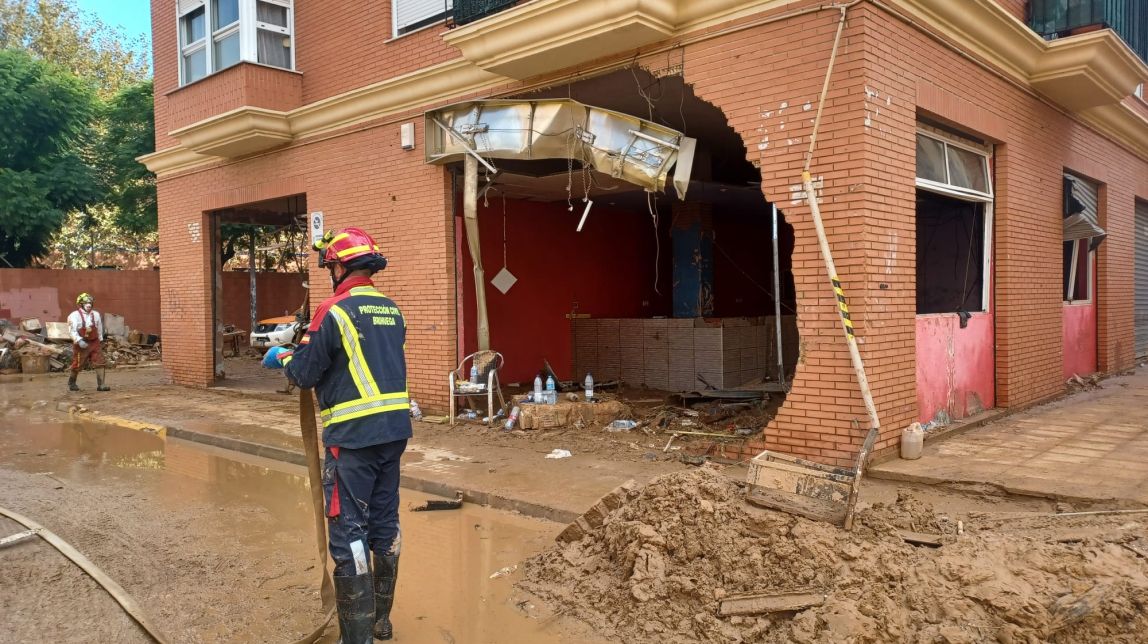 Mor un operari atrapat sota les runes d'una escola a Massanassa destrossada per la dana