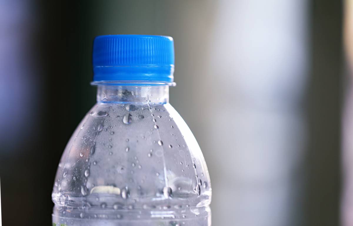 El truc de la botella d'aigua congelada per refrescar la casa i fer front a la calor