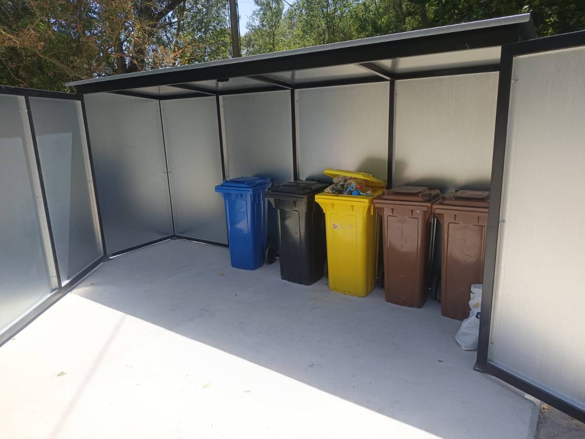 Substitueixen els contenidors d'escombraries a les Arenes després de detectar abocaments impropis