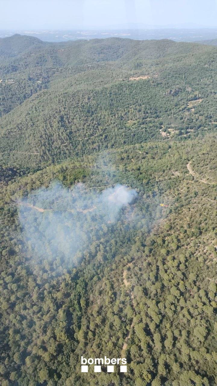 Els Bombers treballen en un incendi de vegetació a la Font de la Pólvora