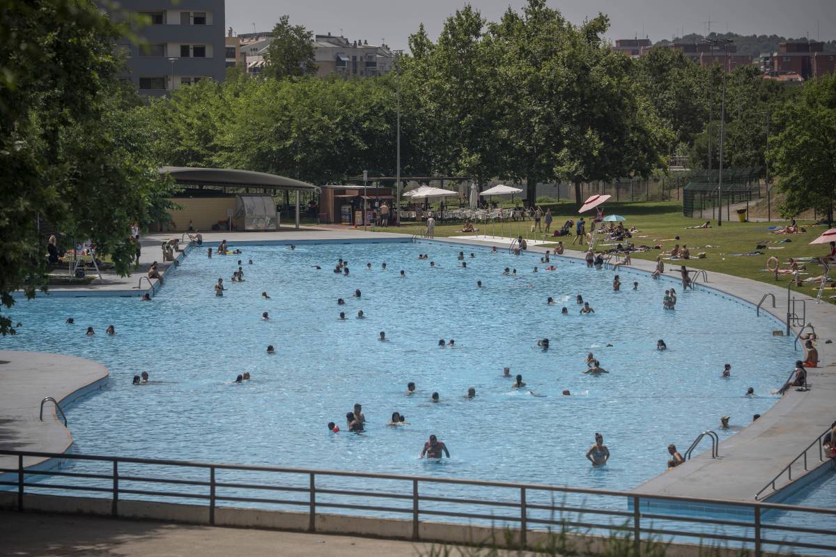 Les piscines de la ciutat s’omplen per fer front a la primera calorada de l’estiu